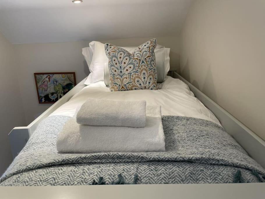 Holly Cottage, 2, Northbrook Park, Farnham-Up To 6 Adults Экстерьер фото