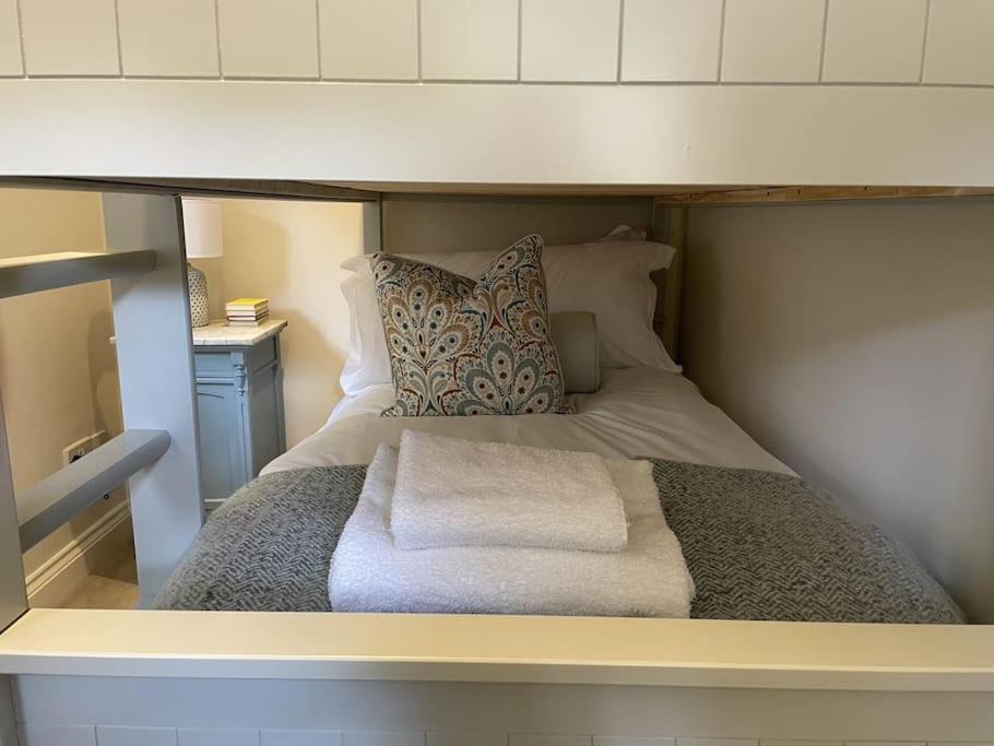 Holly Cottage, 2, Northbrook Park, Farnham-Up To 6 Adults Экстерьер фото