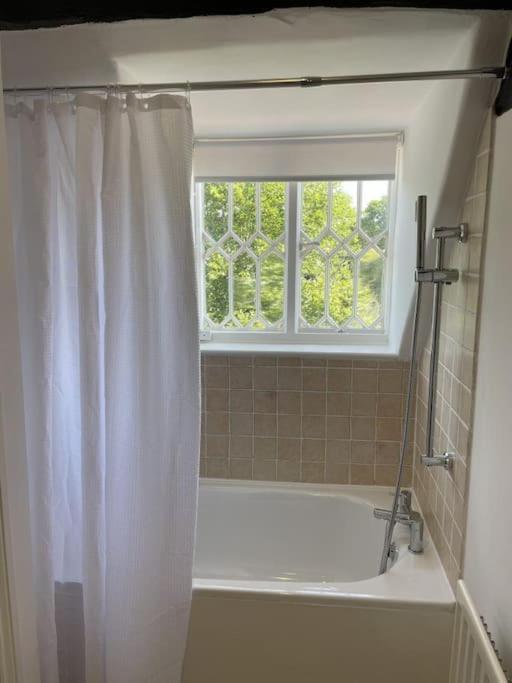 Holly Cottage, 2, Northbrook Park, Farnham-Up To 6 Adults Экстерьер фото