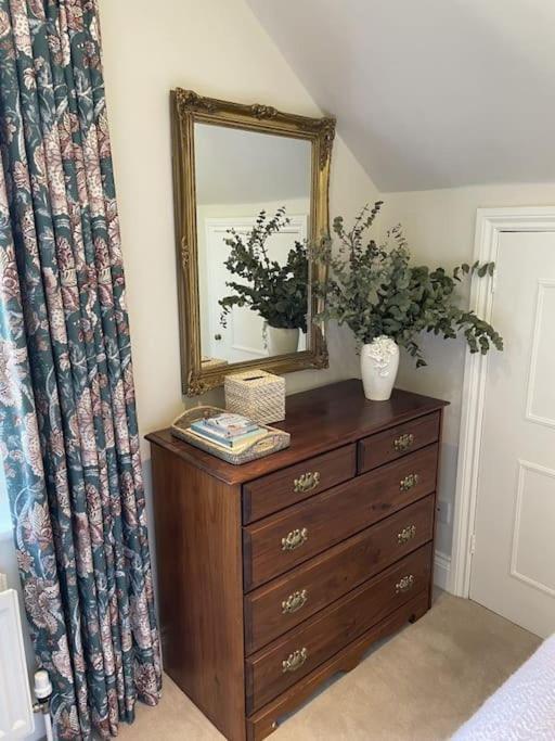 Holly Cottage, 2, Northbrook Park, Farnham-Up To 6 Adults Экстерьер фото