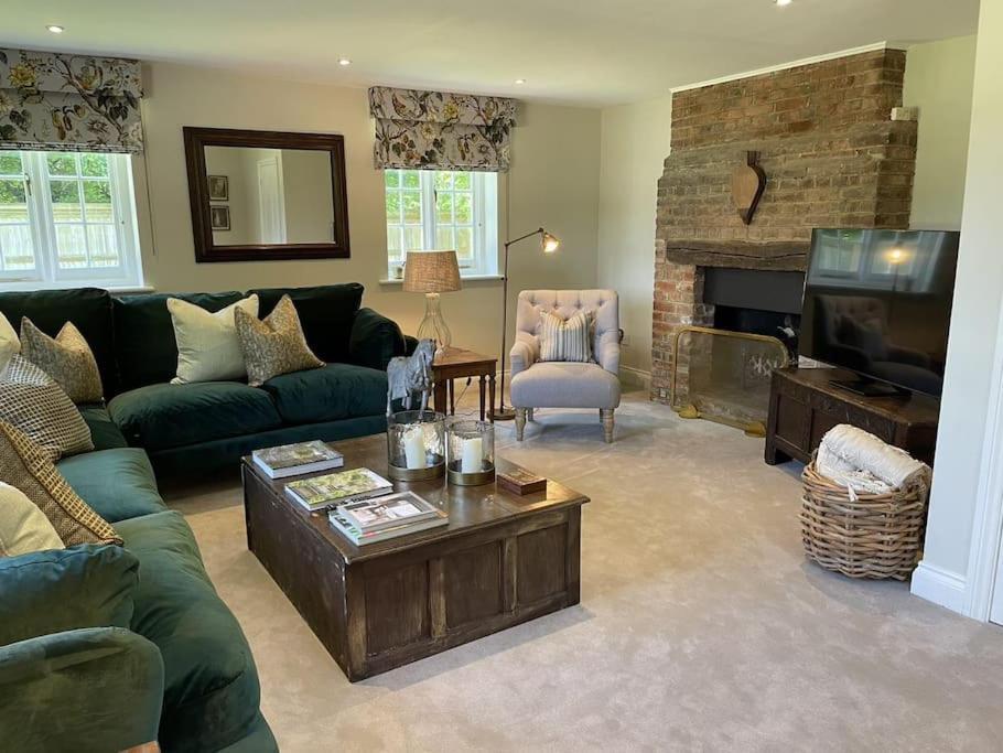 Holly Cottage, 2, Northbrook Park, Farnham-Up To 6 Adults Экстерьер фото